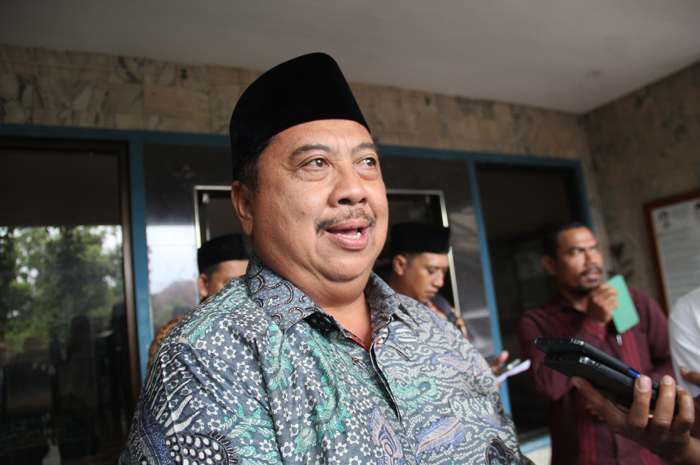 Bupati Jombang terpilih Warsubi antusias mendengarkan diskusi bedah buku biografi KH M Yusuf Hasyim di aula 3 Ponpes Tebuireng  (3/2).