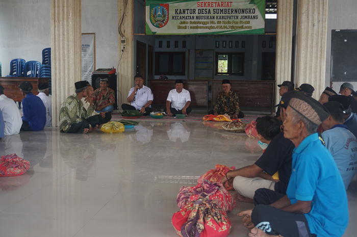 Kades Sumbernongko Sumartono bersama Camat Ngusikan Ahmad Fahruddin Fauz memberikan sambutan dan arahan kepada warga desa saat acara tradisi keleman