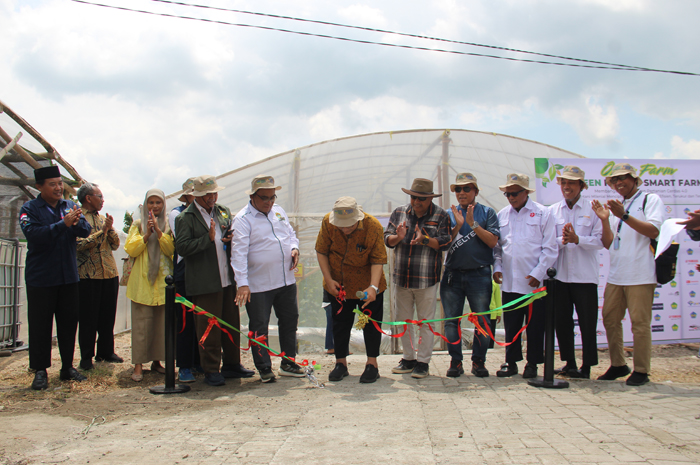 Kepala SMK Budi Utomo Gadingmangu, Parwata, mendampingi Ketua Umum DPP LDII Ir KH Chriswanto Santoso MSc meresmikan smart farming