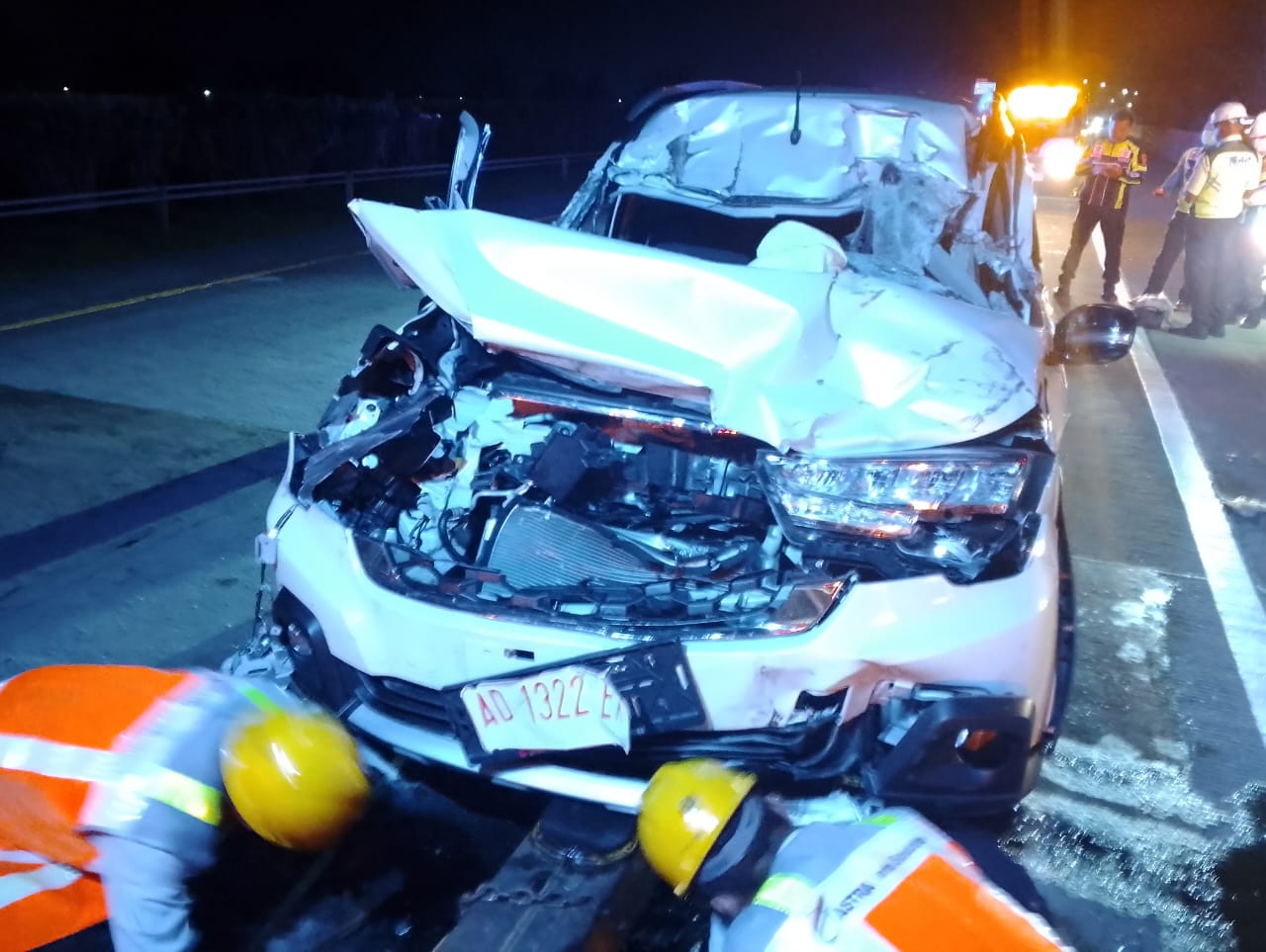 Kondisi minibus yang terlibat lakalantas di Tol Jombang Mojokerto Selasa (4/2) malam
