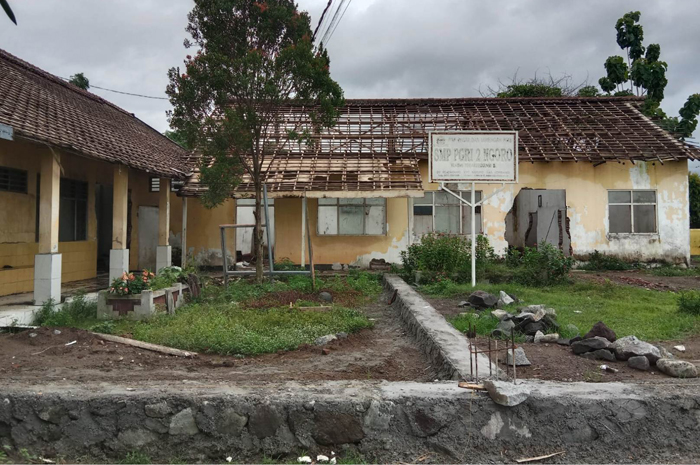 Gedung SMP PGRI 2 Ngoro Jombang yang  terancama digusur paksa dan sudah dibangun pondasi di tengahnya.