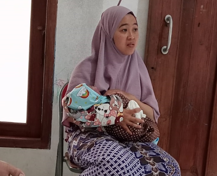 Bayi laki-laki yang dibuang di Carangwulung, Wonosalam Jombang ini diduga dilahirkan di faskes dan dengan pertolongan nakes