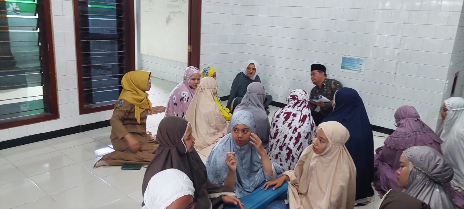 Kepala SMAN 1 Jombang, Dyah Ayu Endrianingsih, memantau siswa yang mengikuti ujian praktik (3/2).