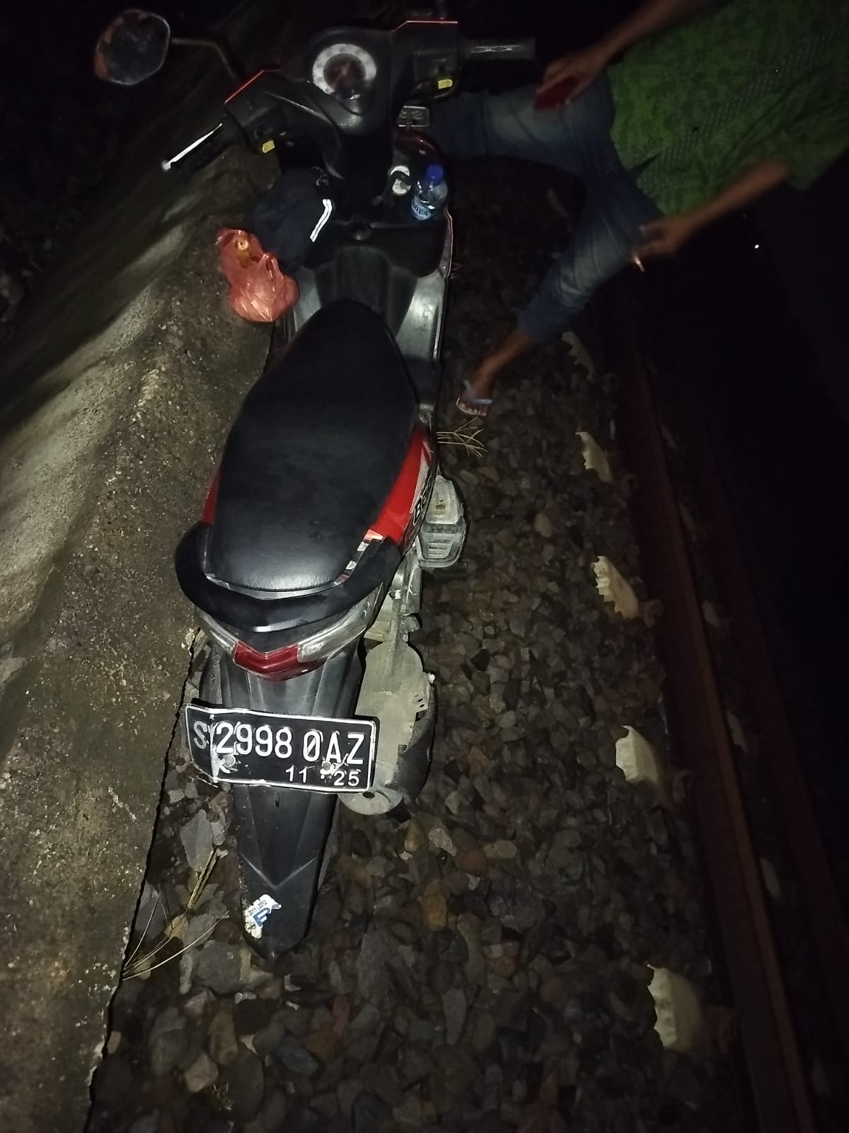 Sepeda motor milik pria yang menabrakkan diri ke kereta api di Jombang