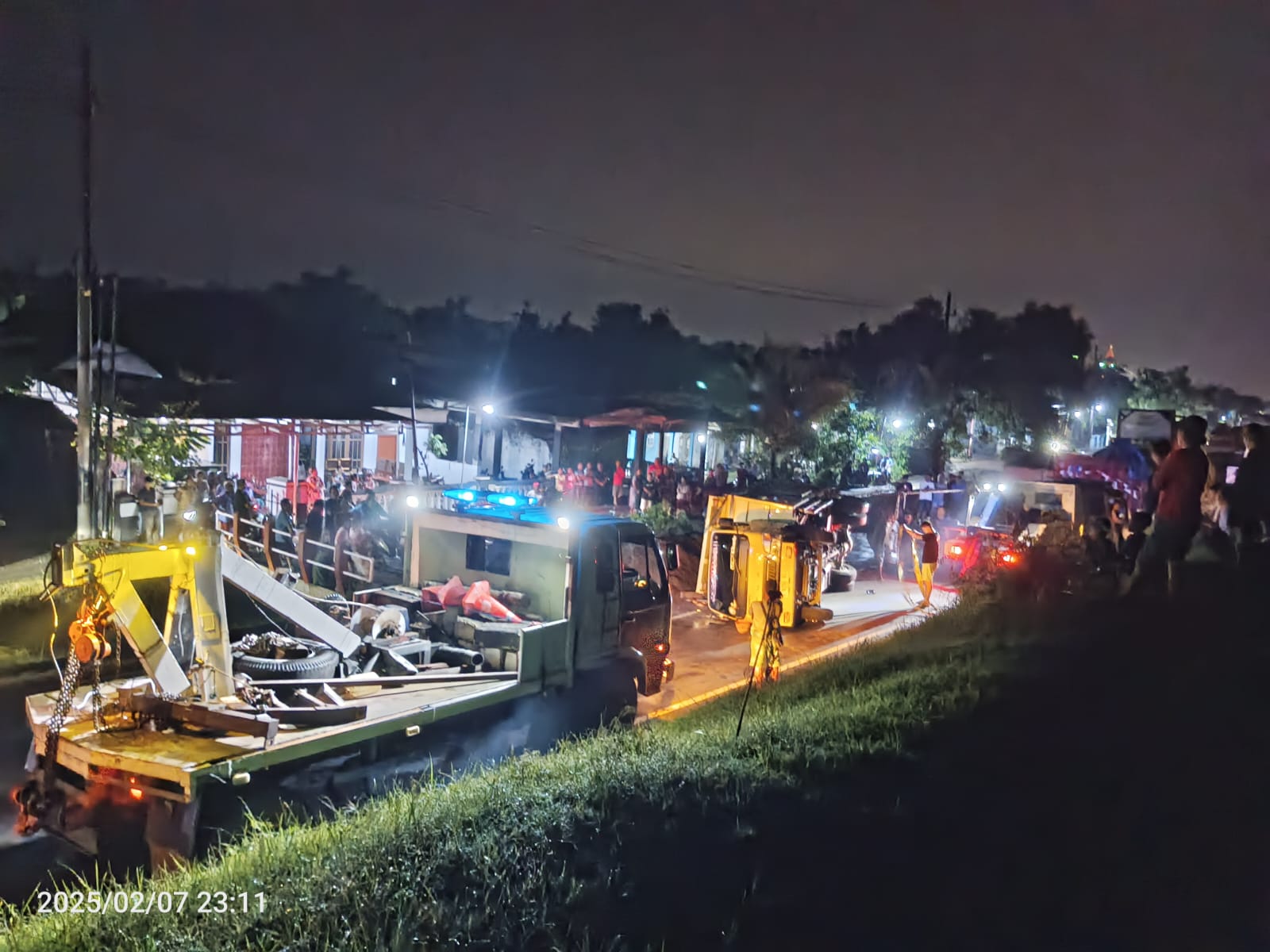 Proses evakuasi dua truk yang terlibat tabrakan di Jalur provinsi Ploso-Gedeg Jombang