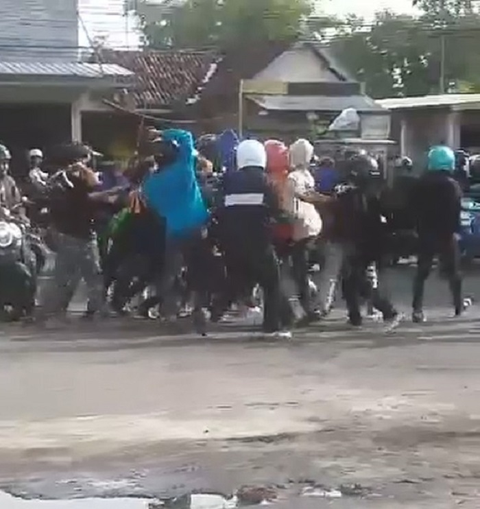 Potongan video yang merekam detik-detik pengeroyokan pemuda oleh gerombolan pemotor betribut pergurun silat di depan SPBU Perak Jombang