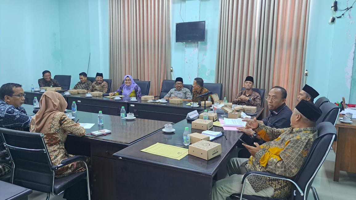 Korban penipuan berkedok perumahan mendatangi kantor DPRD Jombang, Jumat (7/2).