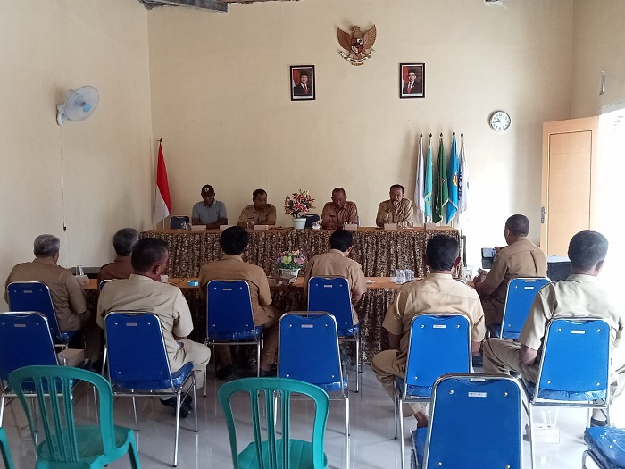 DITINDAKLANJUTI: Pertemuan membahas penanganan Bendung Karet Jatimlerek di kantor Desa Jatimlerek, Kecamatan Plandaan, Senin (10/2).