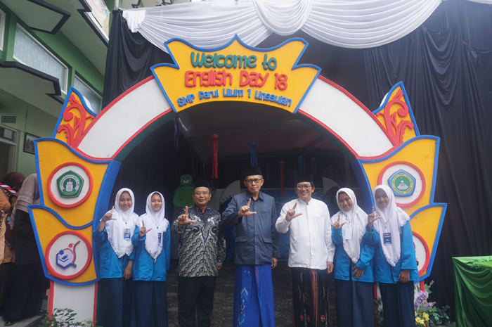Kepala SMP DU 1 Unggulan Peterongan Jombang Mashudi SS SPd mendampingi Drs KH M. Za
