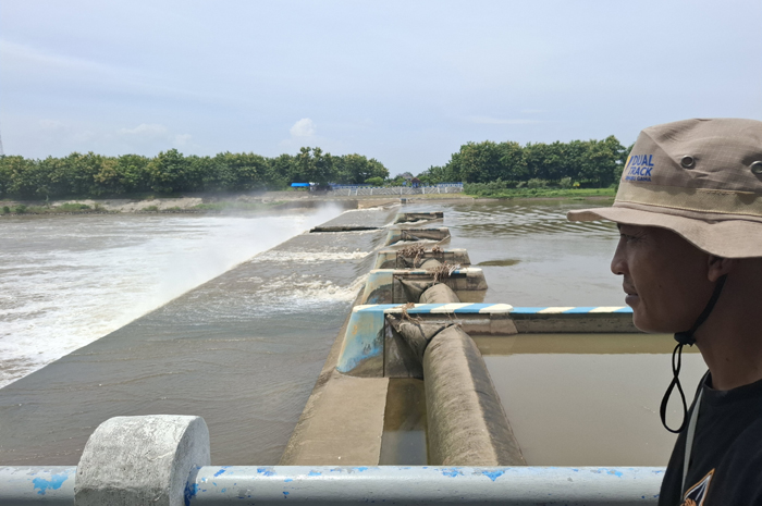Kondisi dam karet Jatimlerek Jombang yang masih belum pulih. Pintu 6 masih terbuka dan karet belum bisa digembungkan