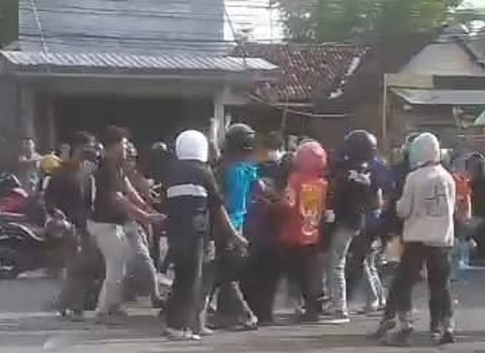 Potongan video aksi pengeroyokan yang dilakukan gerombolan pemotor yang mengenakan atribut perguruan silat di depan SPBU Perak Jombang