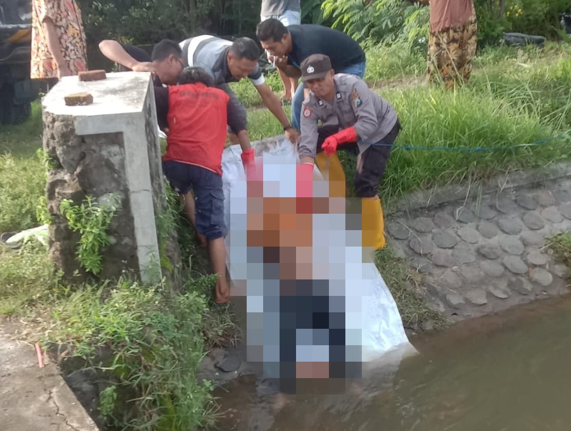 Proses evakuasi jasad perempuan yang ditemukan di sungai pacarpeluk Jombang