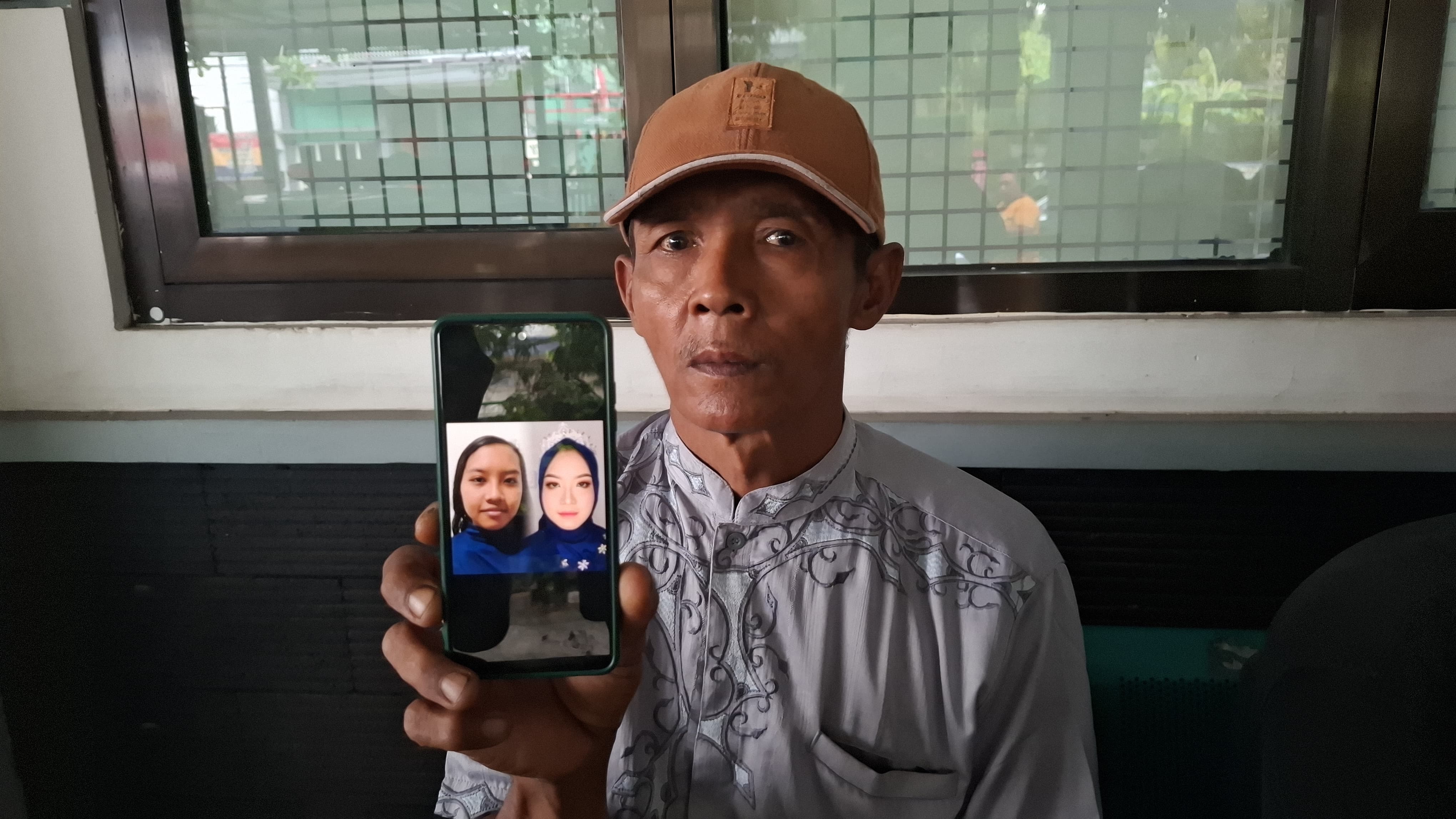 Keluarga menunjukkan foto perempuan yang jasadnya ditemukan mengapung di sungai Pacarpeluk Jombang semasa hidup