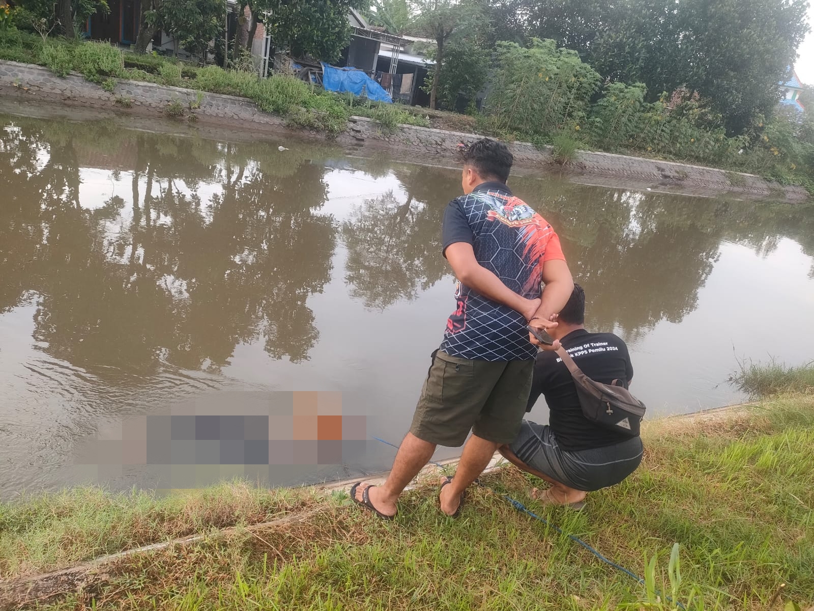 Mayat wanita cantik yang ditemukan mengambang di sungai Desa Pacarpwluk, Megaluh, Jombang Selasa (11/2) pagi