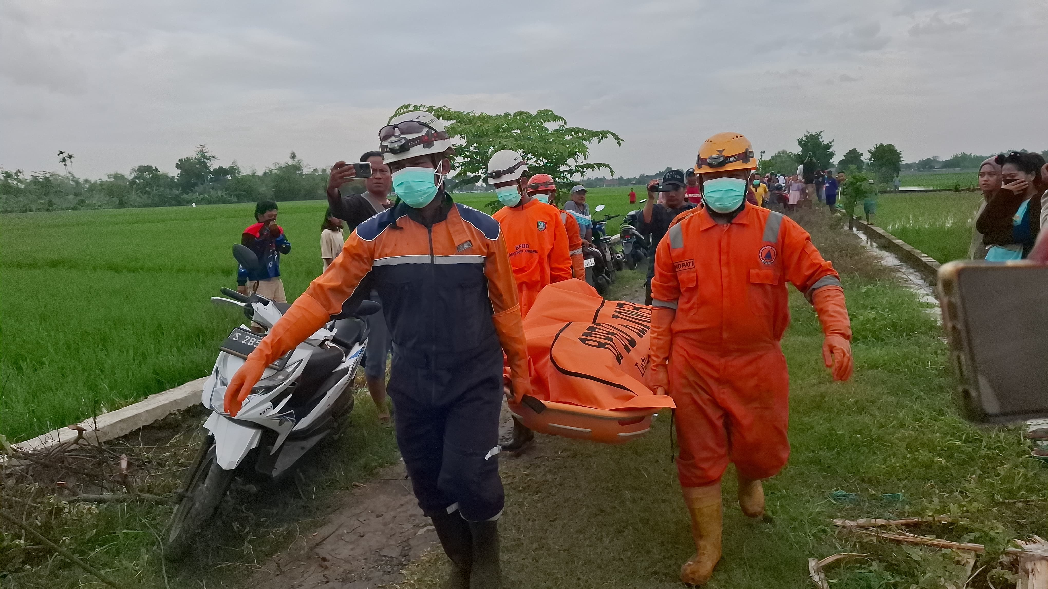 Petugas mengevakuasi mayat pria tanpa kepala di Saluran Irigasi Dukuharum, Jombang