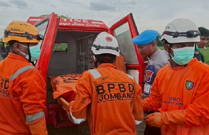 Petugas saat mengevakuasi jasad pria tanpa kepala di Megaluh, Jombang