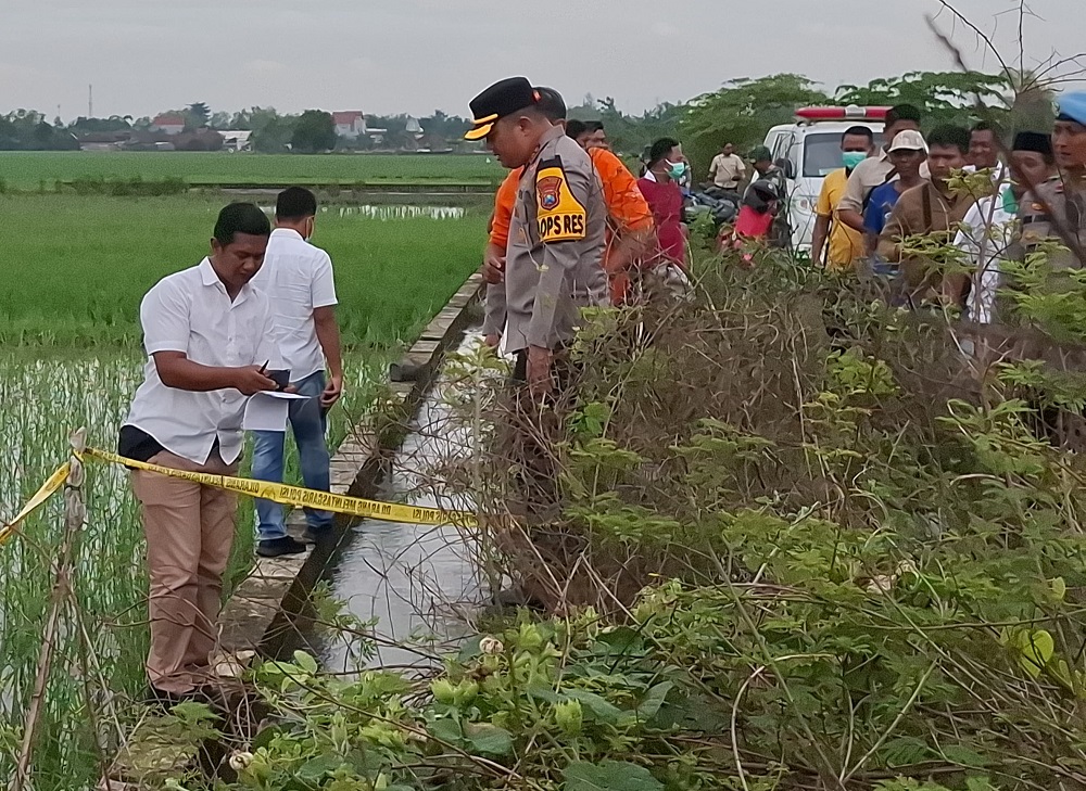 Kapolres jombang AKBP Ardi Kurniawan saat memimpin proses olah kejadian perkara di lokasi temuan mayat pria tanpa kepala di saluran irigasi Dukuharum, Megaluh, Jombang