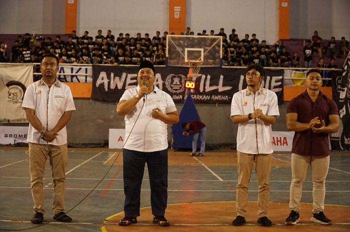 Bupati Jombang terpilih Warsubi memberi sambutan di GOR Merdeka Jombang,