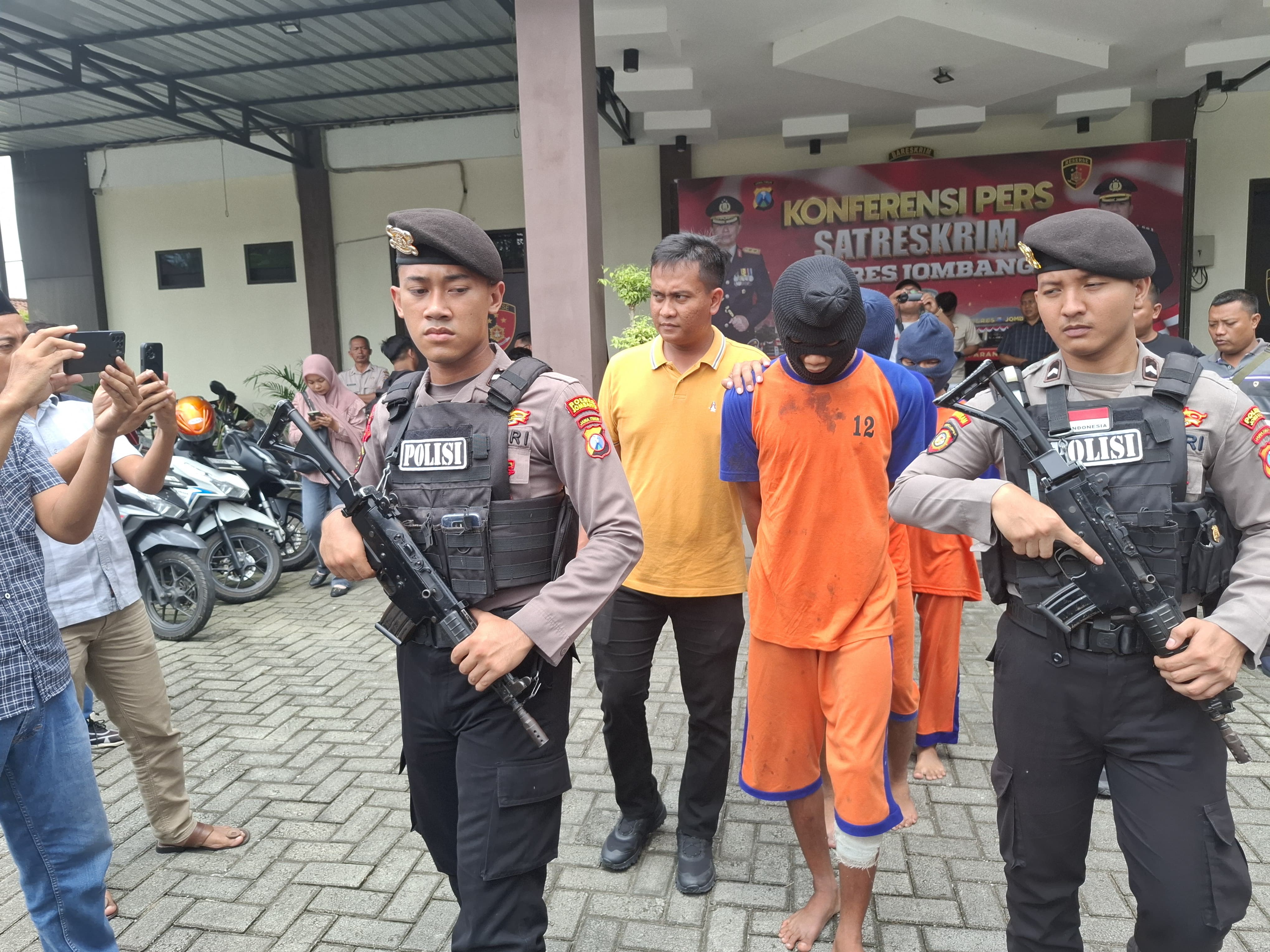Tiga pelaku pembunuhan saat digiring ke Mapolres Jombang