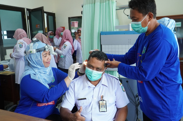 Dokter Purnaning Wahyu Prabarini SpTHT-KL menunjukkan alat canggih untuk mengatasi keluhan THT di RSUD Jombang