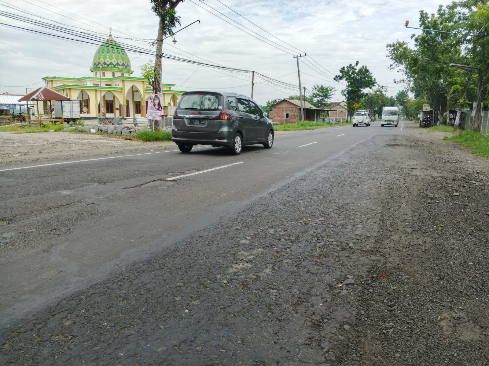 Kondisi jalan provinsi Ploso-Babat di Desa Kedungjati, Kabuh, Jombang yang kondisinya rusak