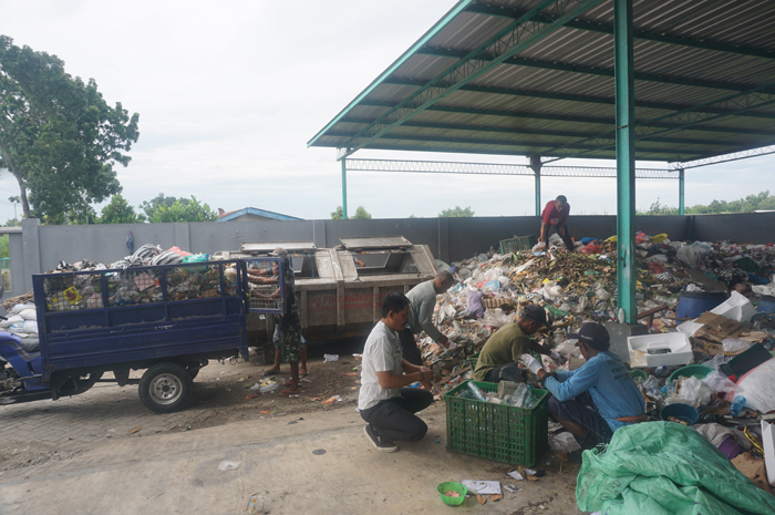 Kepala Desa Jogoroto, Sodirin saat meninjau pemilahan sampah bersama petugas KSM Berkah Lestari di lokasi TPS3R
