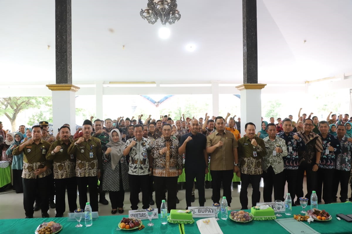 Pj Bupati Jombang Teguh Narutomo bersama peserta Musrenbang Kecamatan di Pendopo Kecamatan Jombang