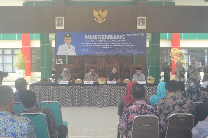 Ketua DPRD Jombang Hadi Atmaji dalam musrenbang kecamatan di Pendopo Kecamatan Jombang, (13/2).