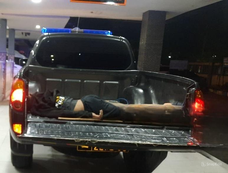 Salah satu gangster bersajam yang berhasil ditangkap polisi diketahui tengah mengenakan atribut perguruan silat