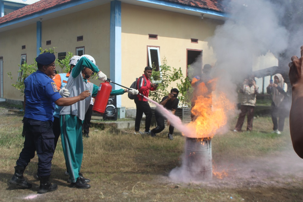 Siswa SLB praktik siaga bencana gempa bumi dan memadamkan api di halaman SLB Muhammadiyah Jombang, Jumat (14/2).