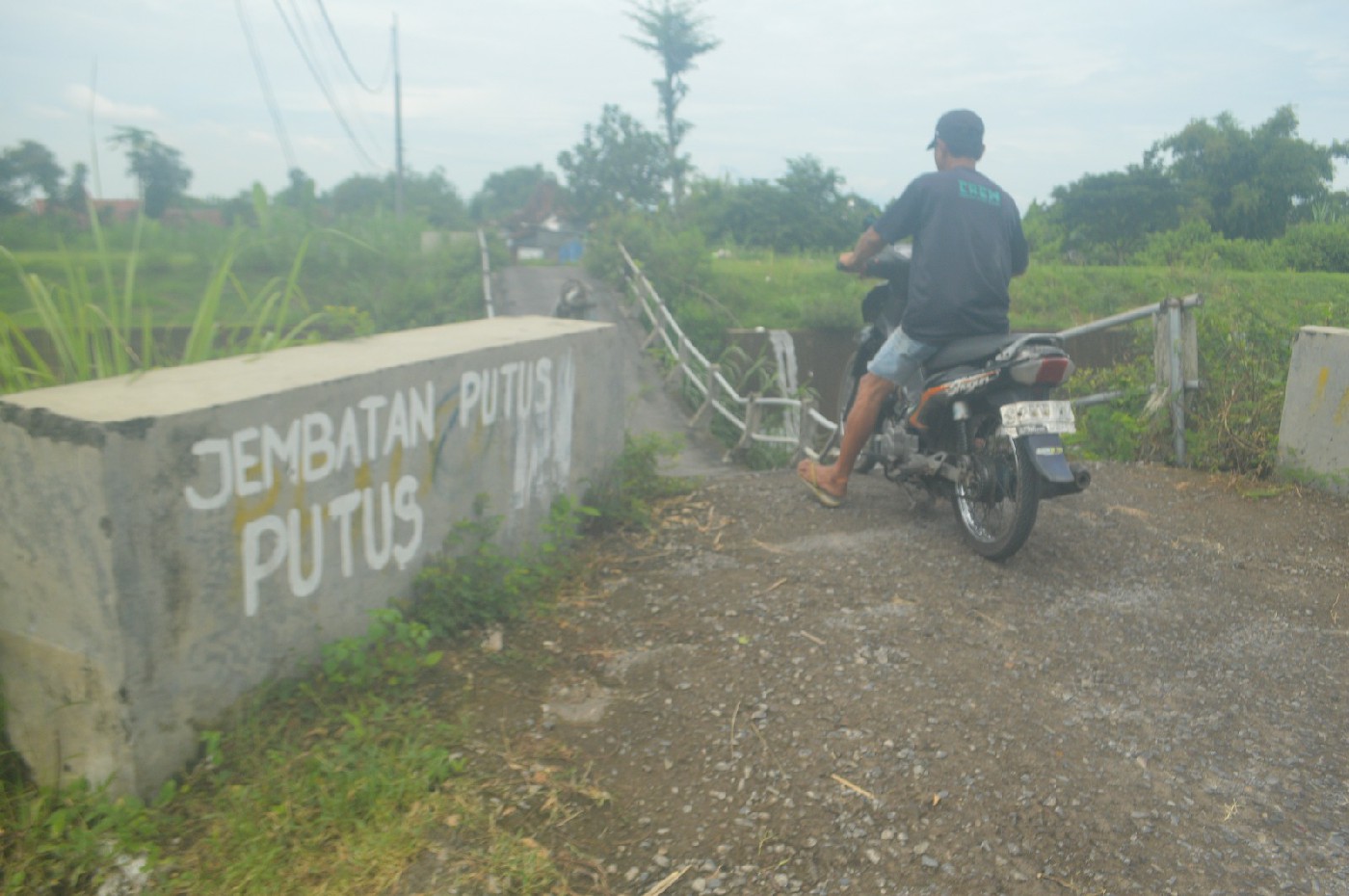 Kondisi jembatan di atas Kali Konto Barongsawahan, Bandarkedungmulyo Jombang yang makin melengkung