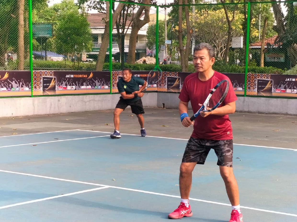 Kepala SMPN 2 Jombang, Alim MPd saat berolahraga tenis lapangan