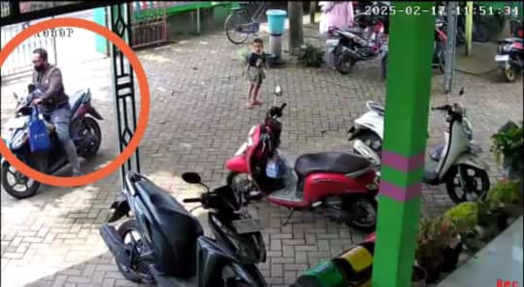 Aksi pria pelak pencurian di TK Muslimat NU 16 Desa Kauman, Ngoro Jombang pada Senin (17/2) pagi yang terekam CCTV