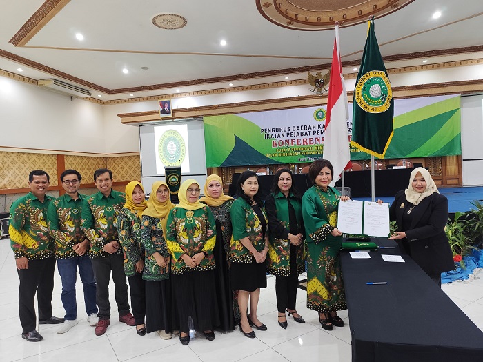 5.	SAH: Ketua IPPAT Pengwil Jatim, Dr Sri Wahyu Jatmikowati SH MKn AiiArb melantik Ketua Pengda IPPAT Jombang, Sri Hartatik SH MKn.