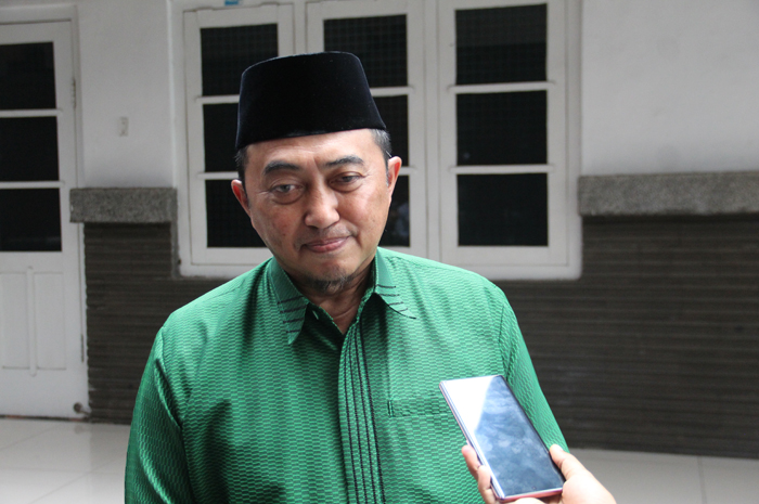 Pj Bupati Jombang teguh Narutomo saat berpamitan ke KH Hakim Mahfudz di Kompleks Pondok Pesantren Tebuireng