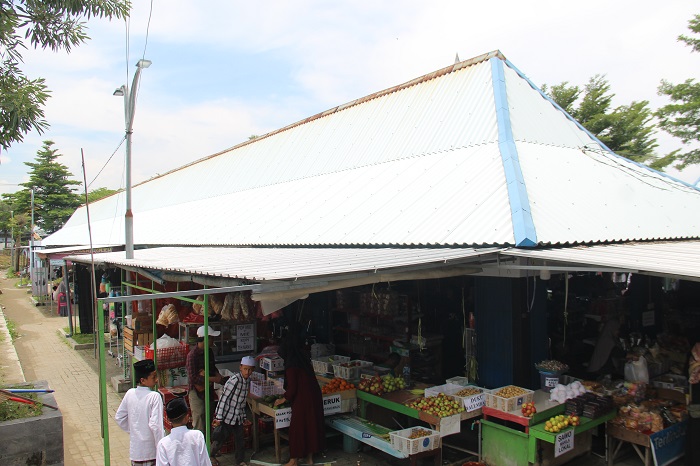 TERLALU MAHAL: Pedagang makam Gus Dur yang berjualan kemarin (17/2).