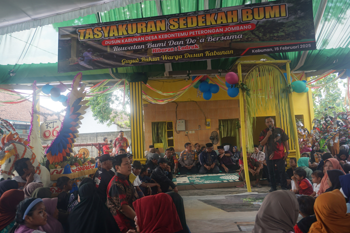 Kepala Desa Kebontemu Sirojul Munir mendampingi jajaran Forkopimcam Peterongan dan para tamu undangan saat kenduren jodang di pendopo kantor Desa Kebontemu, Sabtu (15/2).