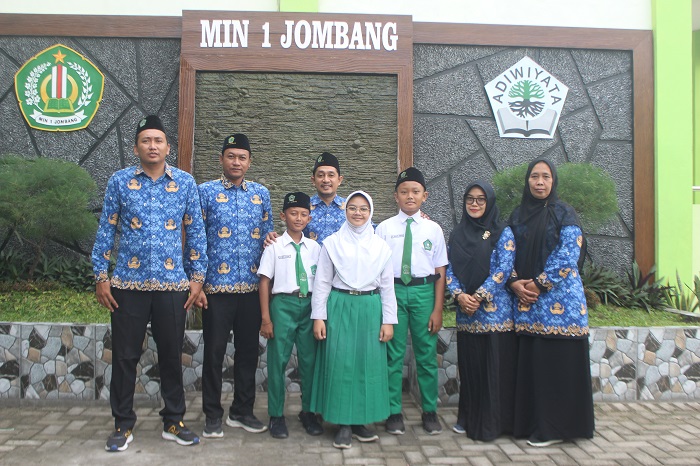 MEMBANGGAKAN: Tiga finalis Guk Yuk Cilik Jombang 2025 bersama wali kelas, Waka Kurikulum, Iswahyudi, dan Waka Kesiswaan MIN 1 Jombang, Puspa Kusuma Wardani.