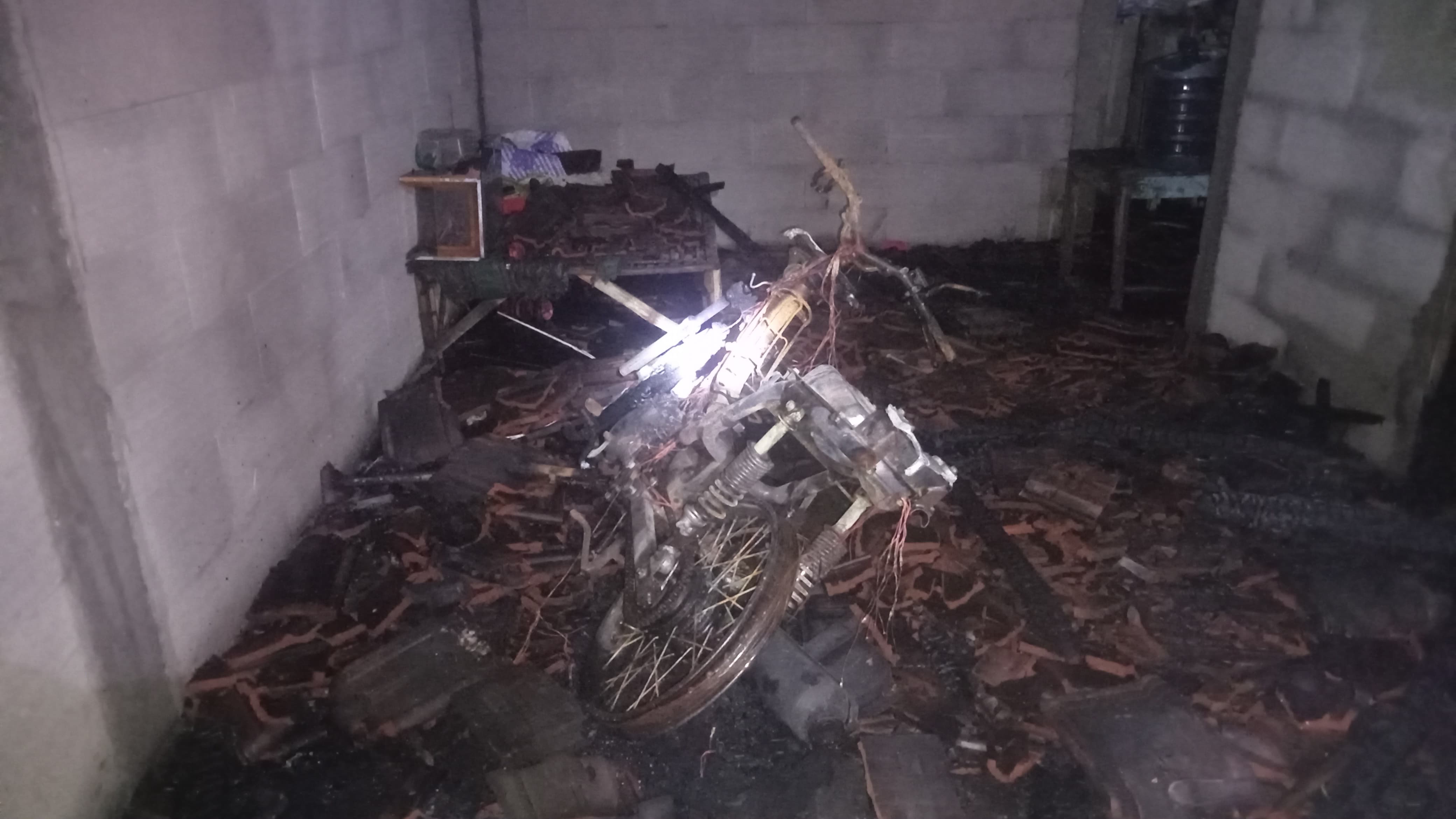 Motor yang ada di dalam rumah pedagang pentol di Plandaan, Jombang ludes dilalap api
