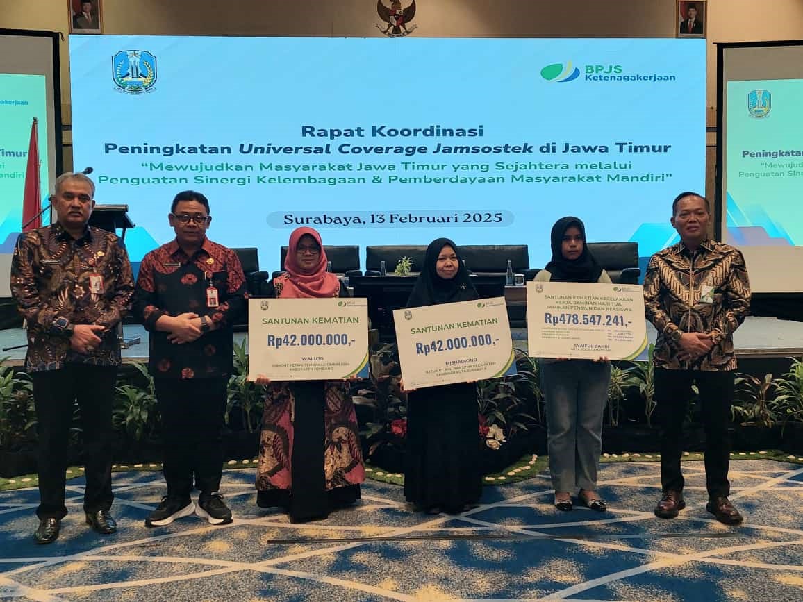 Penyerahan santunan kematian dari BPJS Ketenagakerjaan kepada ahli waris petani tembakau di Jombang