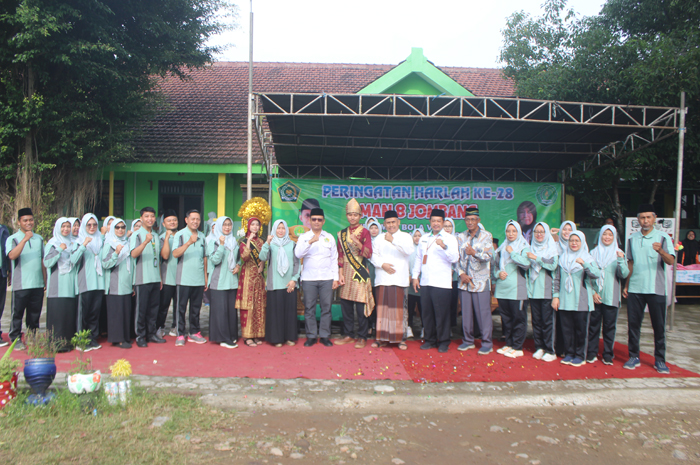 Kepala MAN 8 Jombang, Farida Priyatna MM, mendampingi Kepala Kankemenag, Dr Muhajir, melihat stand gelar karya P5RA MAN 8 Jombang.