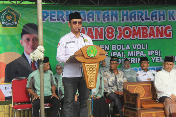 Kepala Kantor Kemenag Jombang, Dr Muhajir, saat memimpin upacara pembukaan hari jadi ke-28 MAN 8 Jombang