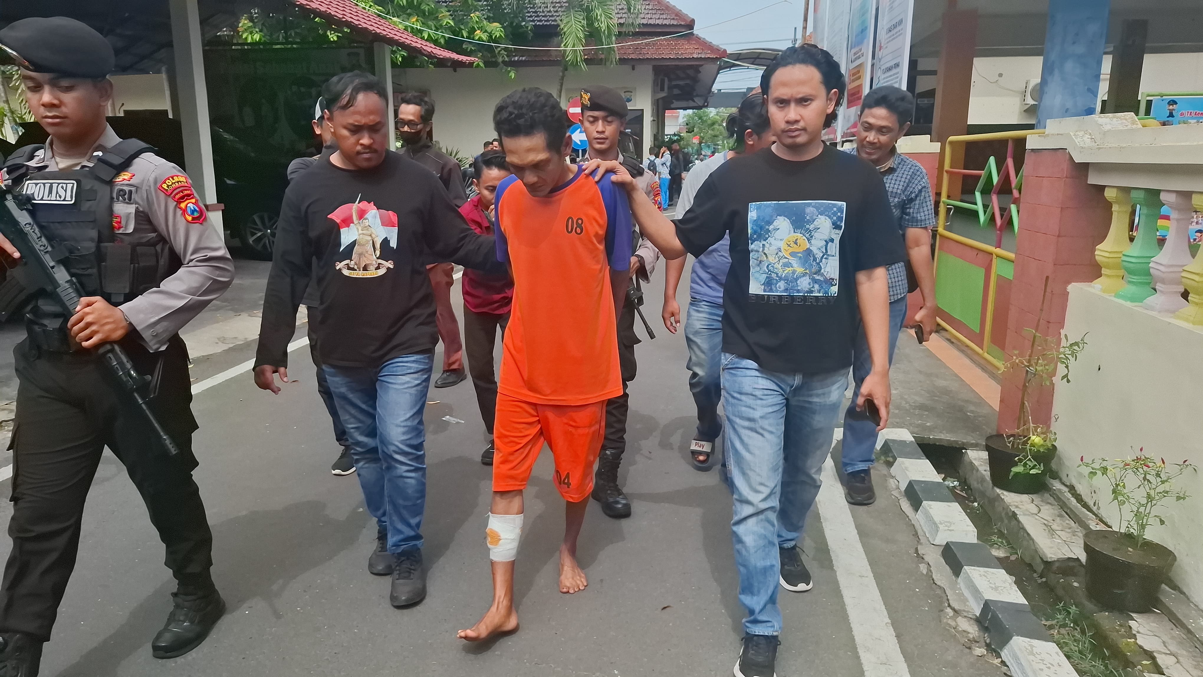 Pelaku pembunuhan ddan mutilasi di Jombang saat digelandang ke Mapolres Jombang