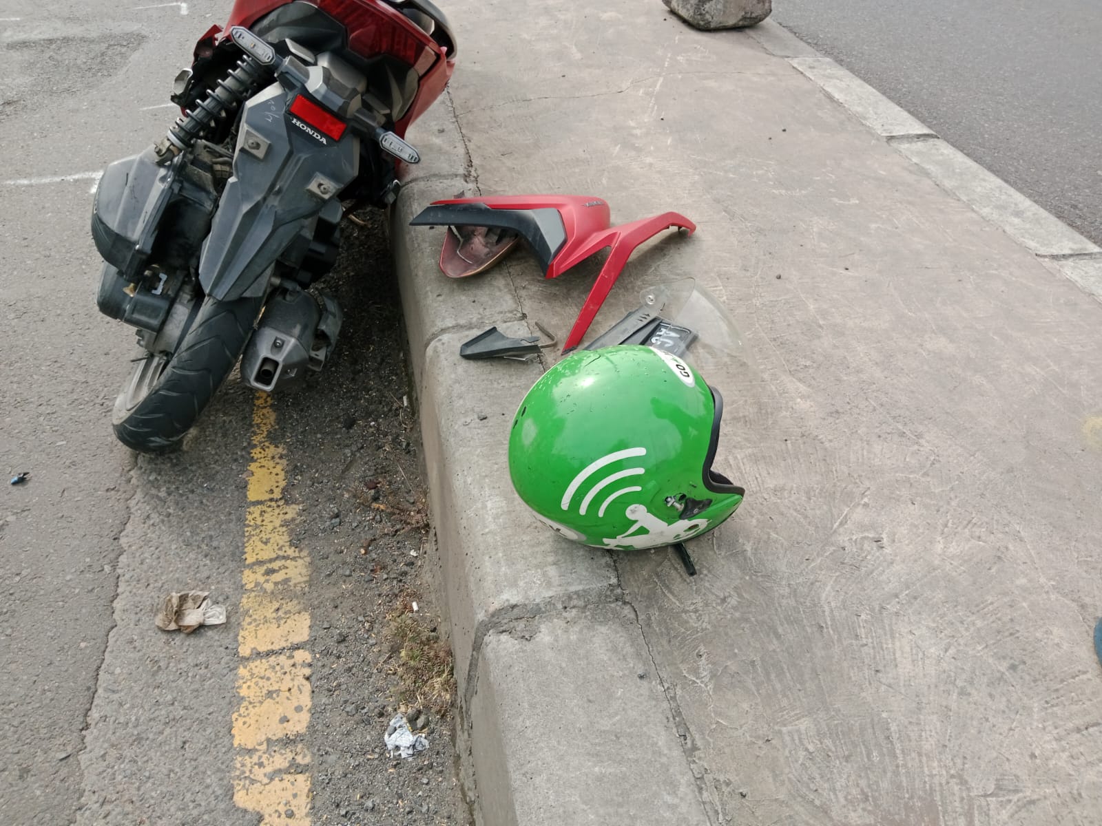 Pemotor asal nganjuk ini tewas usai terserempet saat nyalip truk gandeng