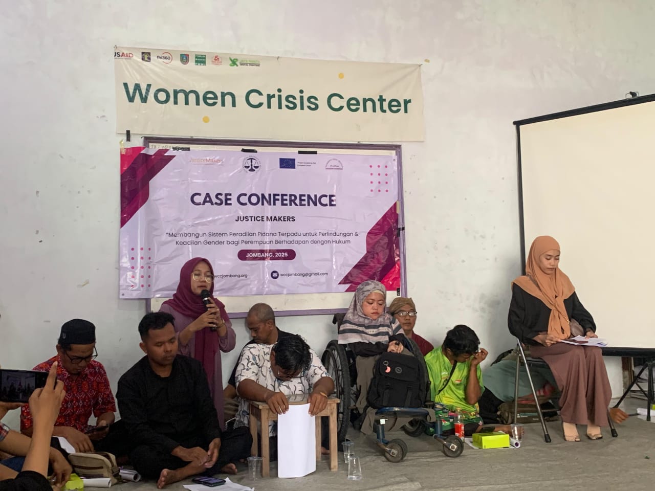Aliansi disabilitas Jombang saat konferensi pers di WCC, Selasa (18/2).