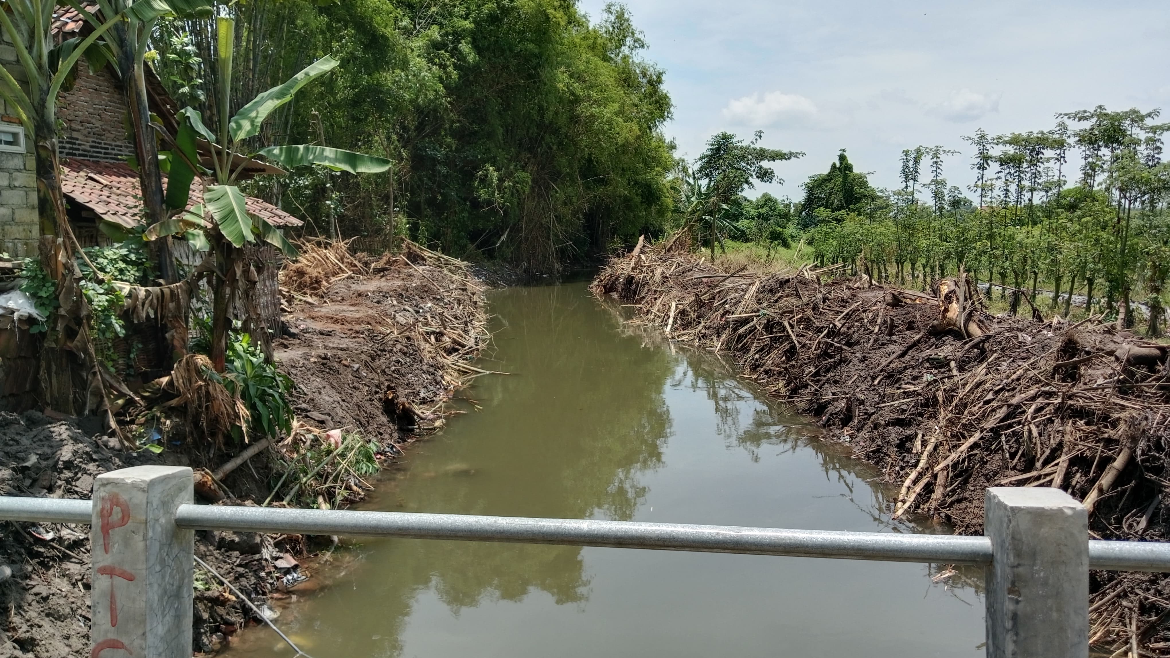 Dinas PUPR melakukan normalisasi di Afvour Jasem di Desa Watugaluh, Diwek, Jombang