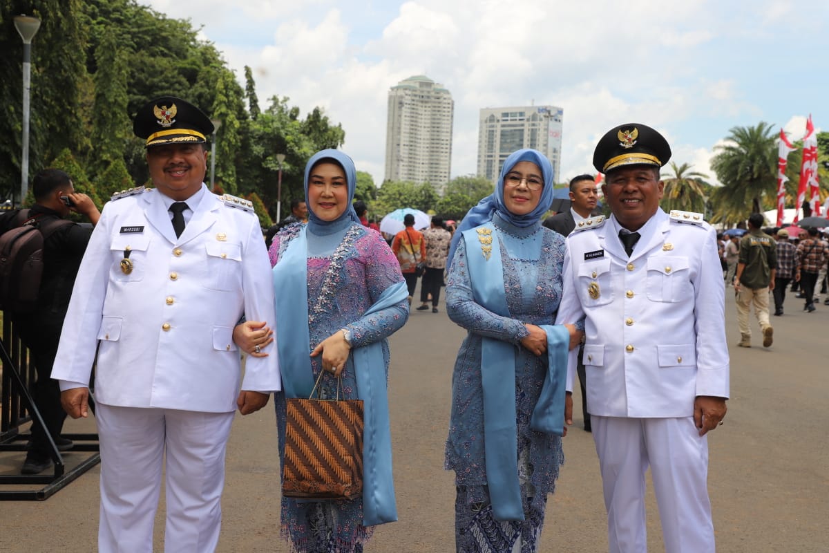 Warsubi - Salman bersama istri usai dilantik Presiden Prabowo Subianto sebagai Bupati-Wabup Jombang di Istana Negara RI