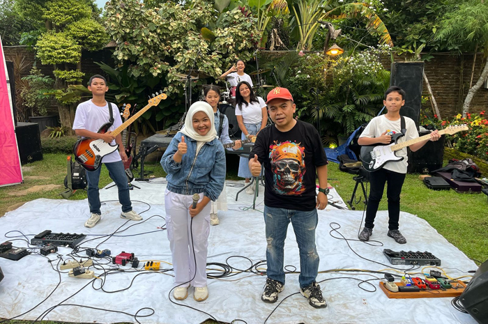 Wakil Ketua DPRD Jombang, HM Syarif Hidayatullah ST MMT (Gus Sentot) saat menghadiri parade band di Sumobito, Sabtu (15/2).