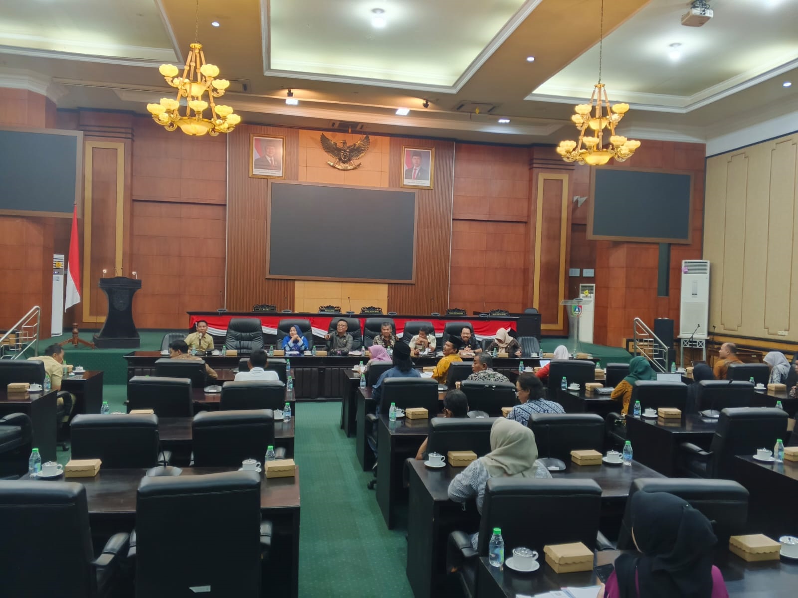 Pedagang makam Gus Dur saat menyampaikan aspirasi di kantor DPRD Jombang Kamis (20/2)