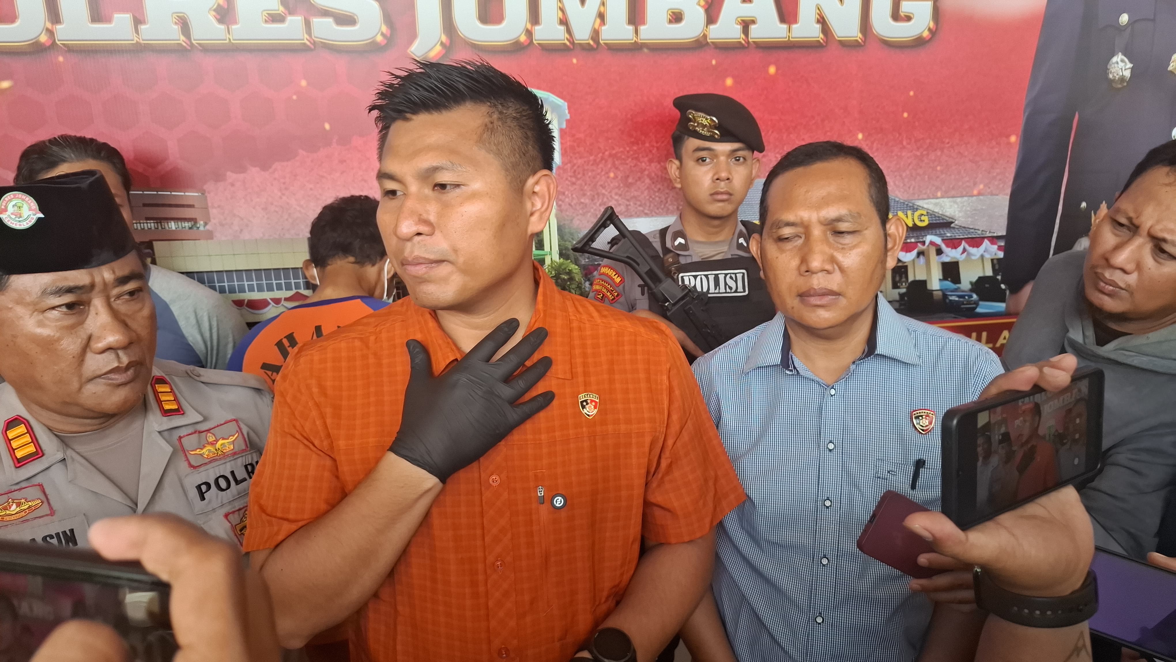 Kasatreskrim Polres Jombang AKP margono Suhendra saat memberikan keterangan pers soal penangkapan gangster bersajam yang beraksi di Ngrawan Jombang